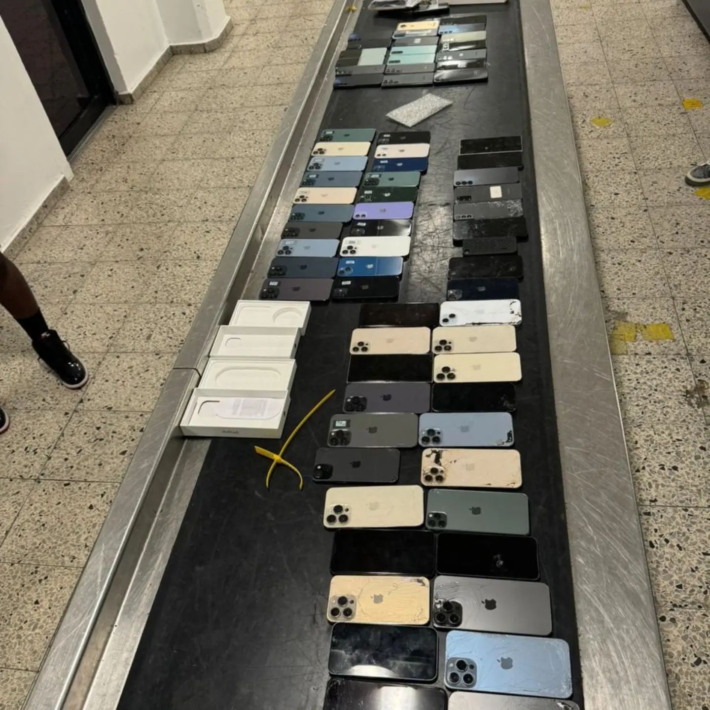 Aduanas detecta intento de contrabando de 74 celulares en AILA