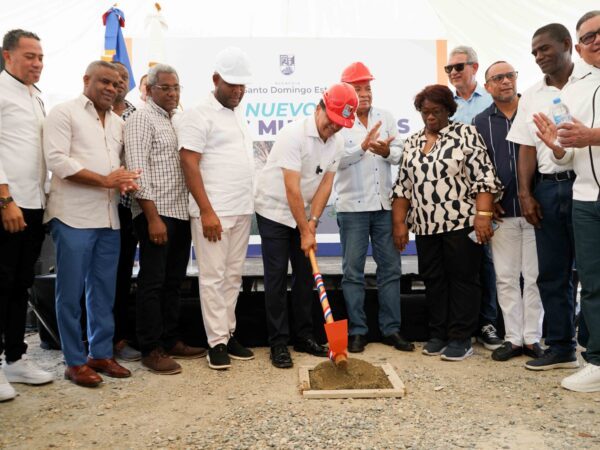 Dío Astacio da primer picazo para la construcción de 1,000 nichos municipales