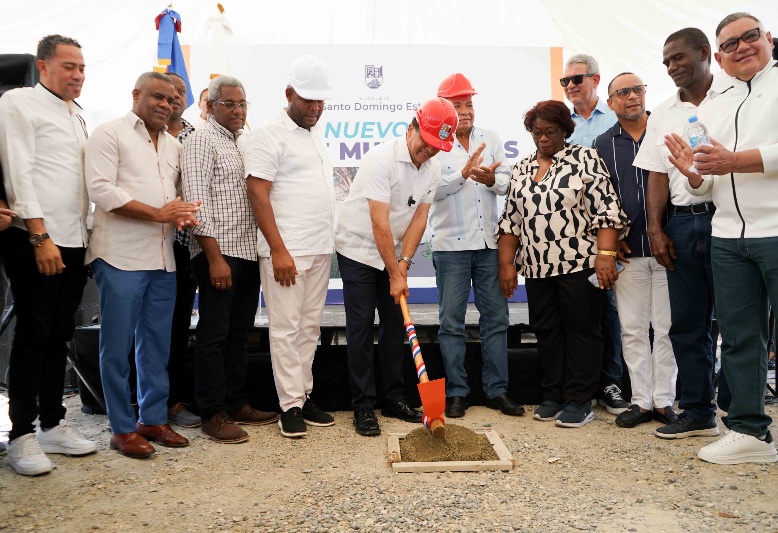 Dío Astacio da primer picazo para la construcción de 1,000 nichos municipales