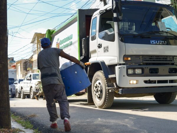 Residentes de Los Mina denuncian incumplimiento en rutas de recolección de basura