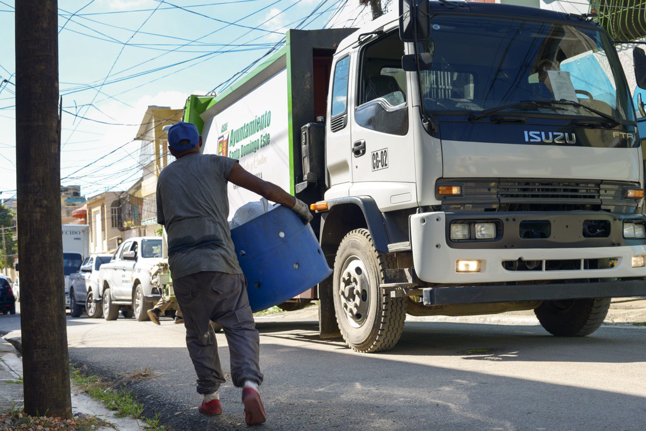 Residentes de Los Mina denuncian incumplimiento en rutas de recolección de basura