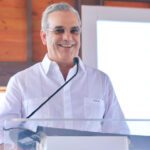Luis Abinader dona sus salarios a 16 organizaciones sociales y religiosas del país