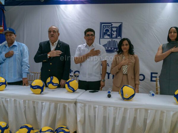 Cristóbal Marte dona 1,000 balones a Dío Astacio para promover el voleibol en Santo Domingo Este