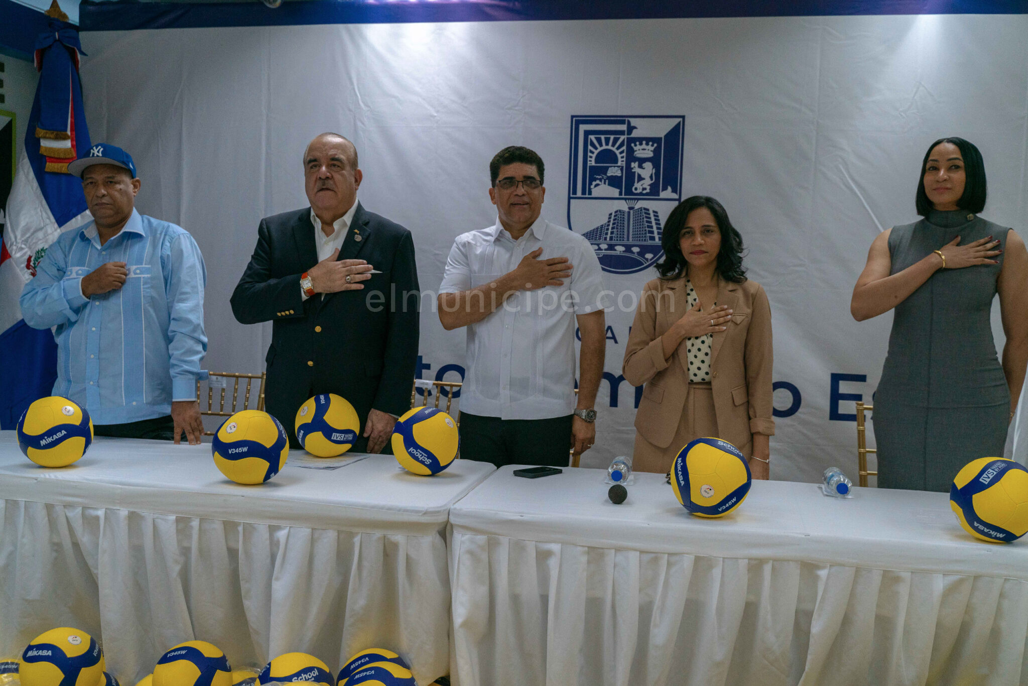 Cristóbal Marte dona 1,000 balones a Dío Astacio para promover el voleibol en Santo Domingo Este