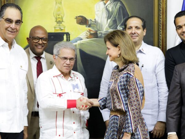 Gobierno y Colegio Médico Dominicano acuerdan suspensión de paro tras reunión con el Gabinete de Salud