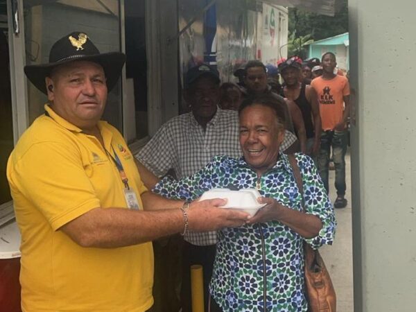 Comedores Económicos asiste a comunidades afectadas por las lluvias en el país