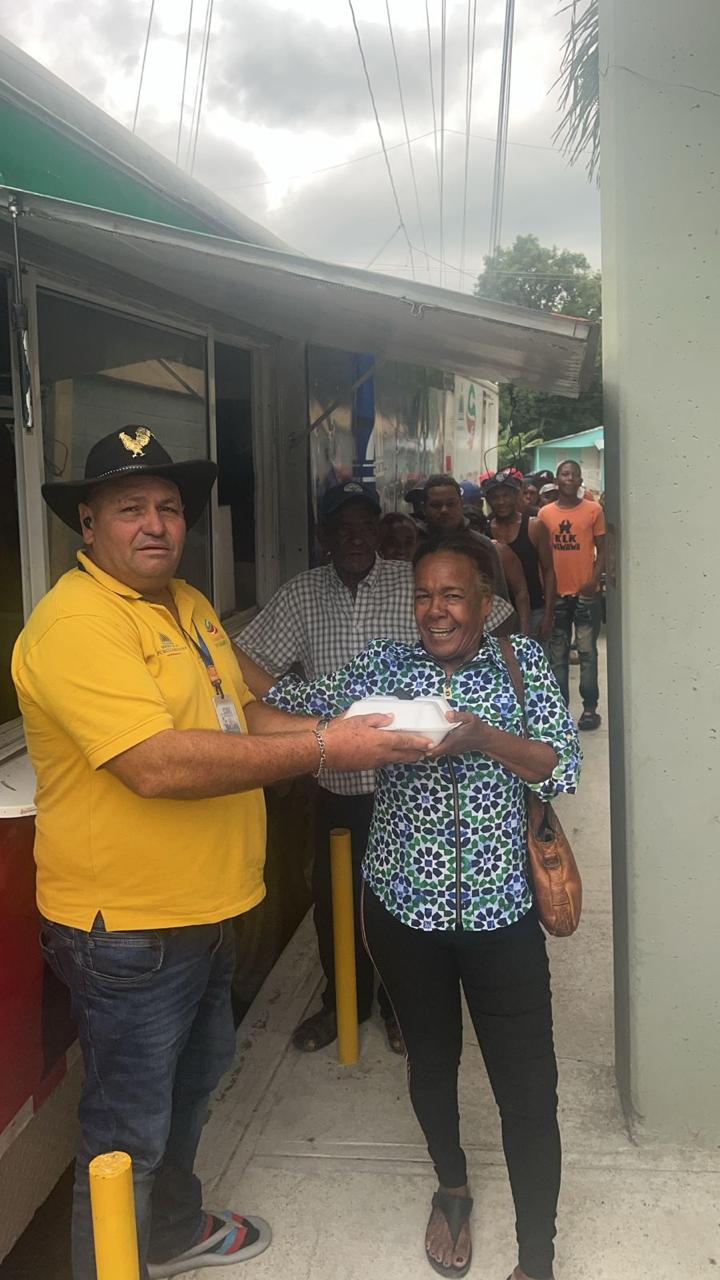 Comedores Económicos asiste a comunidades afectadas por las lluvias en el país