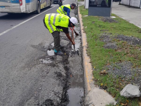Alcaldía del Distrito Nacional limpia imbornales ante incidencia de lluvias