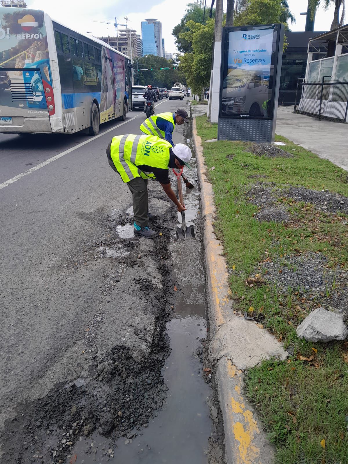 Alcaldía del Distrito Nacional limpia imbornales ante incidencia de lluvias