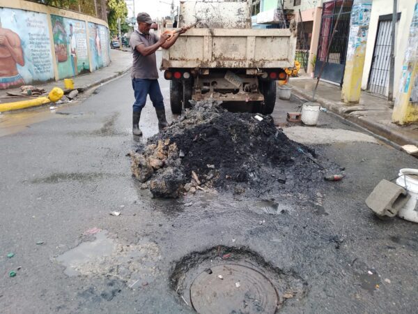 Alcaldía de Santo Domingo Este realiza operativo de limpieza de filtrantes y registros en Maquiteria