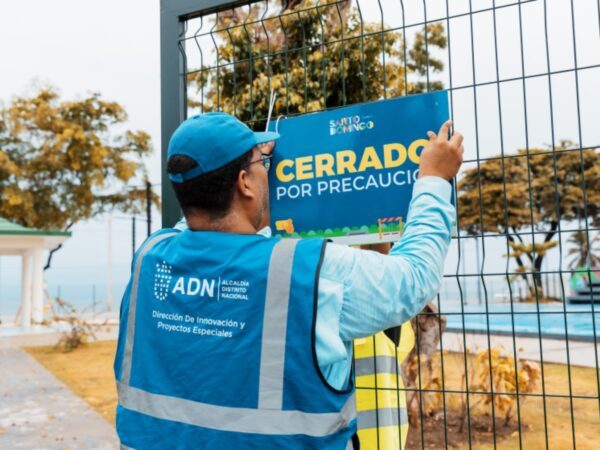 Alcaldía del Distrito Nacional cierra los parques y retira árboles caídos tras fuertes lluvias