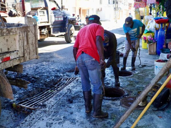 Ayuntamiento de Santo Domingo Este realiza operativo de control de inundaciones en El Almirante