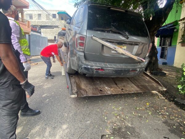 Alcaldía del Distrito Nacional retira chatarras durante operativo en Villa Juana