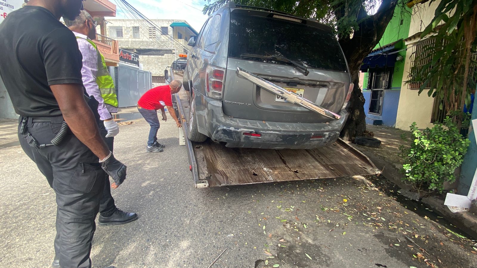 Alcaldía del Distrito Nacional retira chatarras durante operativo en Villa Juana