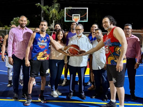 DGDC remodela parque y cancha de baloncesto en SDE