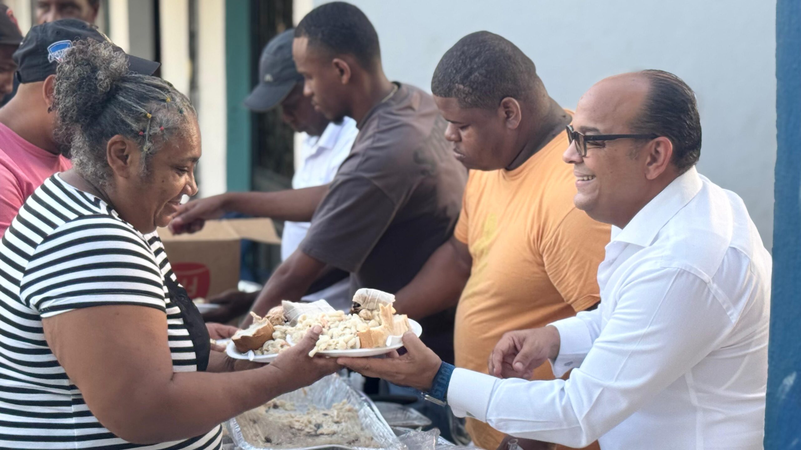 Ludwig Álvarez agasaja munícipes de Santo Domingo Este