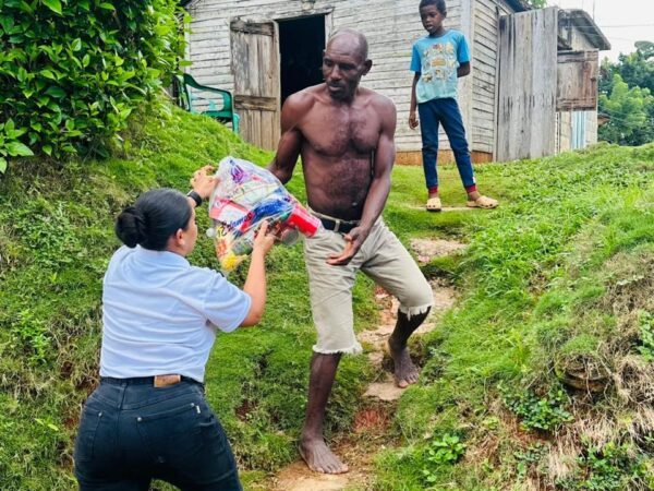 Comedores Económicos acude en auxilio de familias afectadas por últimos aguaceros caídos en Samaná, Puerto Plata y Moca