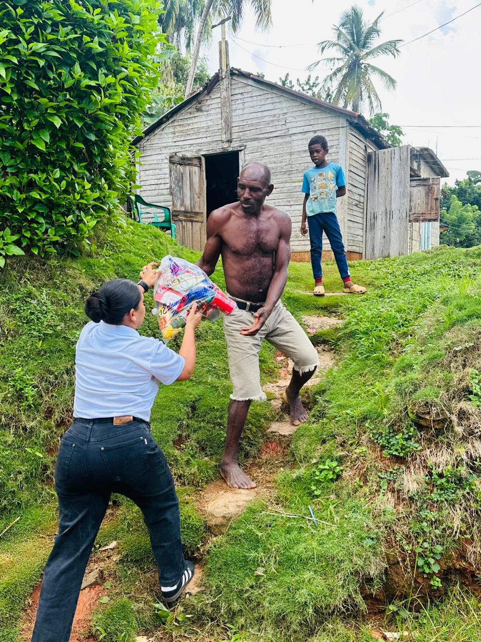 Comedores Económicos acude en auxilio de familias afectadas por últimos aguaceros caídos en Samaná, Puerto Plata y Moca