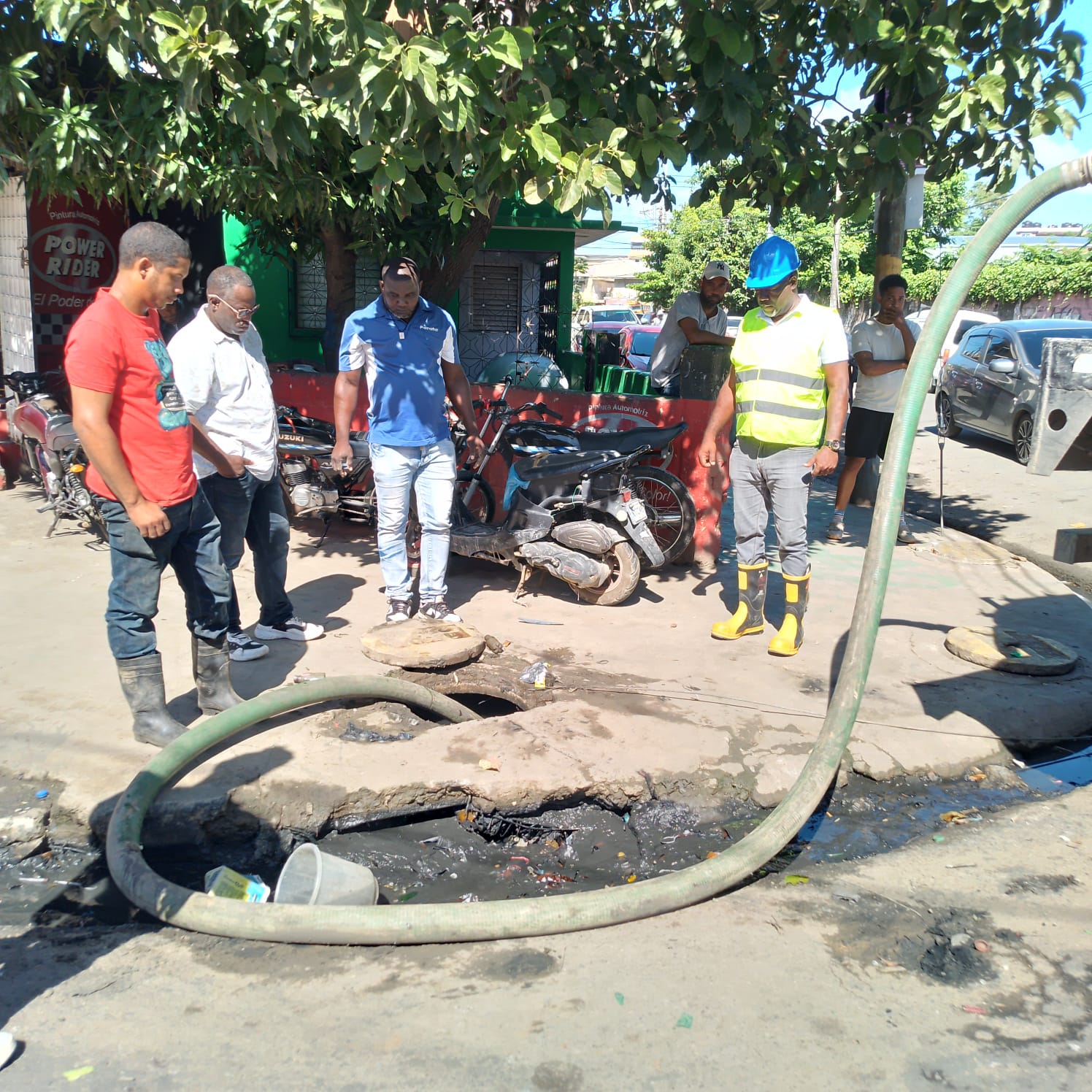 Alcaldía de Santo Domingo Este realiza operativo de limpieza de imbornales y filtrantes en Los Mina