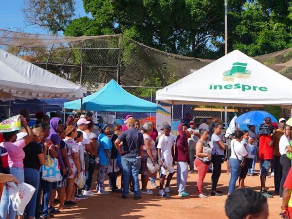 Feria Navidad del Cambio del INESPRE genera entusiasmo en Santo Domingo Este