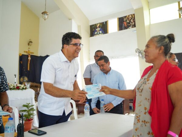 Alcalde de Santo Domingo Este entrega bonos a familias vulnerables