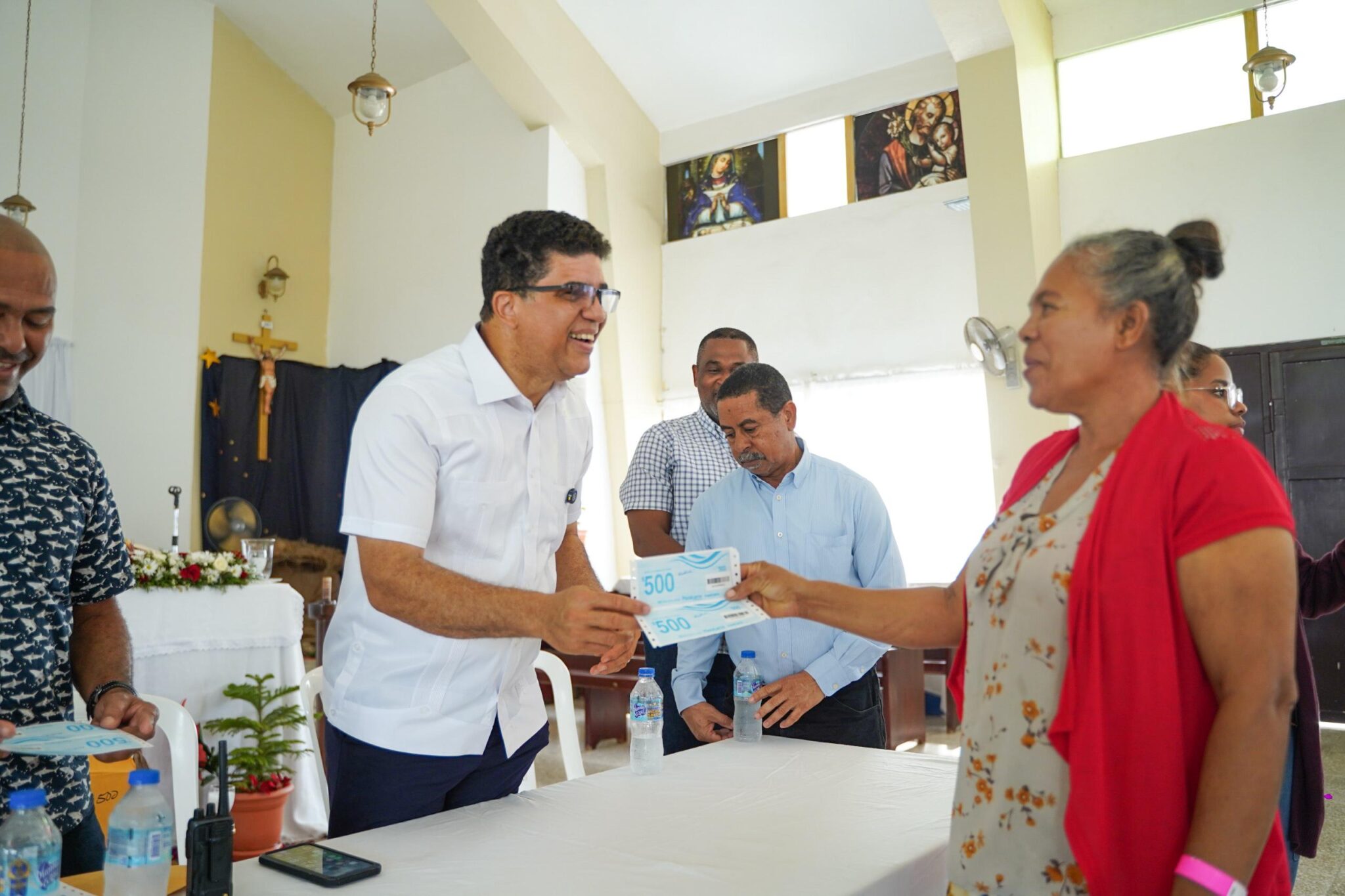 Alcalde de Santo Domingo Este entrega bonos a familias vulnerables