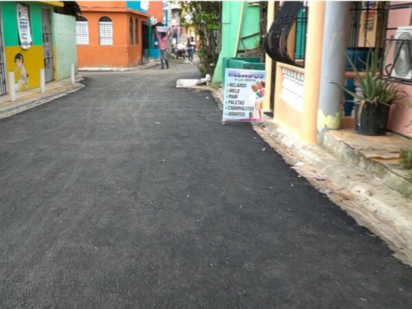 Ayuntamiento de Santo Domingo Este asfalta calle tras 28 años de espera