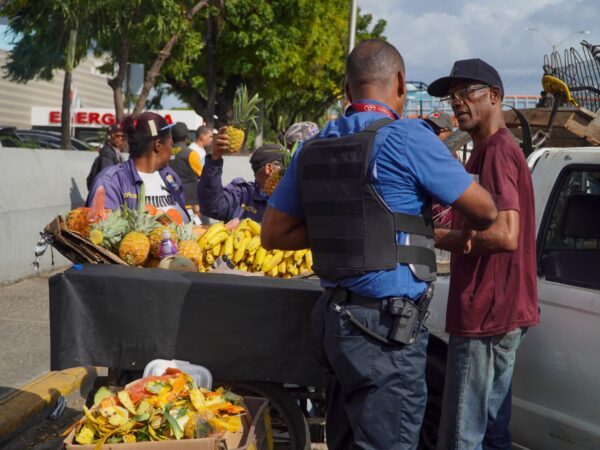 Ayuntamiento de Santo Domingo Este desaloja a vendedores informales de las inmediaciones del Hospital Darío Contreras