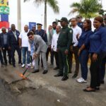 Ayuntamiento de Santo Domingo Este y Grupo Ramos dan el primer picazo para solucionar problema de inundación