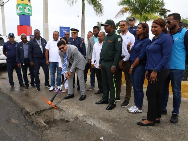 Ayuntamiento de Santo Domingo Este y Grupo Ramos dan el primer picazo para solucionar problema de inundación