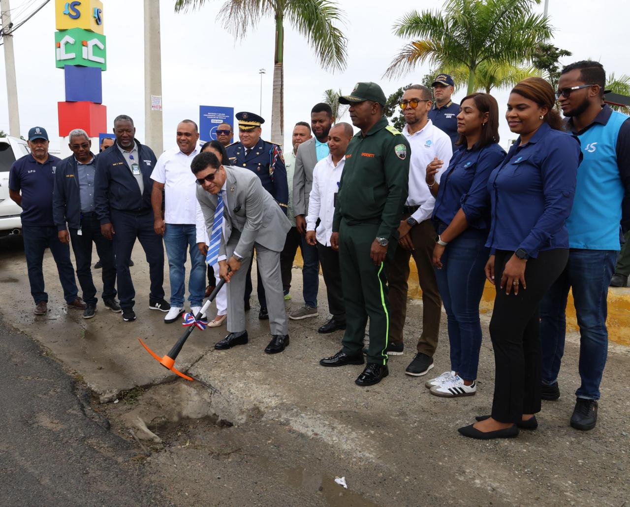 Ayuntamiento de Santo Domingo Este y Grupo Ramos dan el primer picazo para solucionar problema de inundación