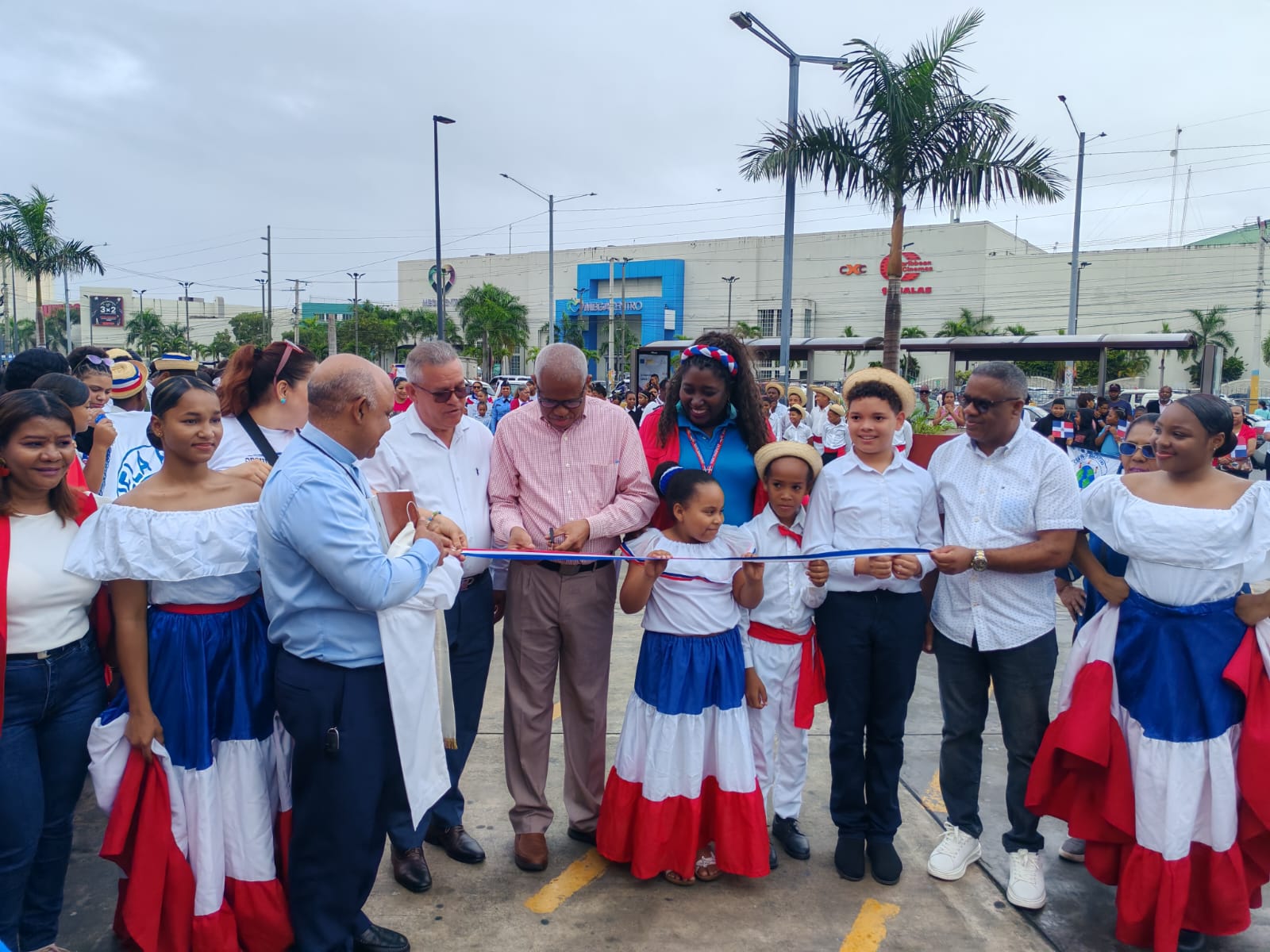 Director del Distrito Educativo 10-03 pide a estudiantes seguir ejemplo de los padres de la Patria