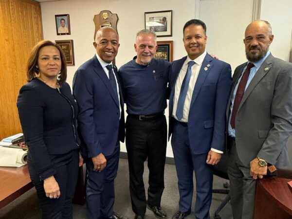 Cónsul dominicano se reúne con el director de la Policía de Paterson