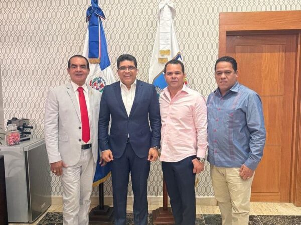 Gilberto Santana, Sandy Quiñones y César Aquino se reúnen con el alcalde de Santo Domingo Este, Dío Astacio