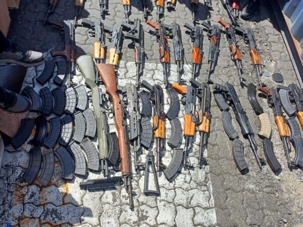 DGA incauta 37 armas de fuego en el Puerto de Haina