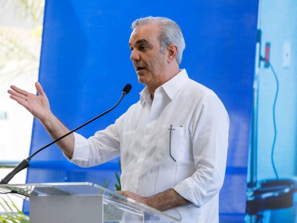 Presidente Luis Abinader escucha a dirigentes comunitarios del sector La Ureña