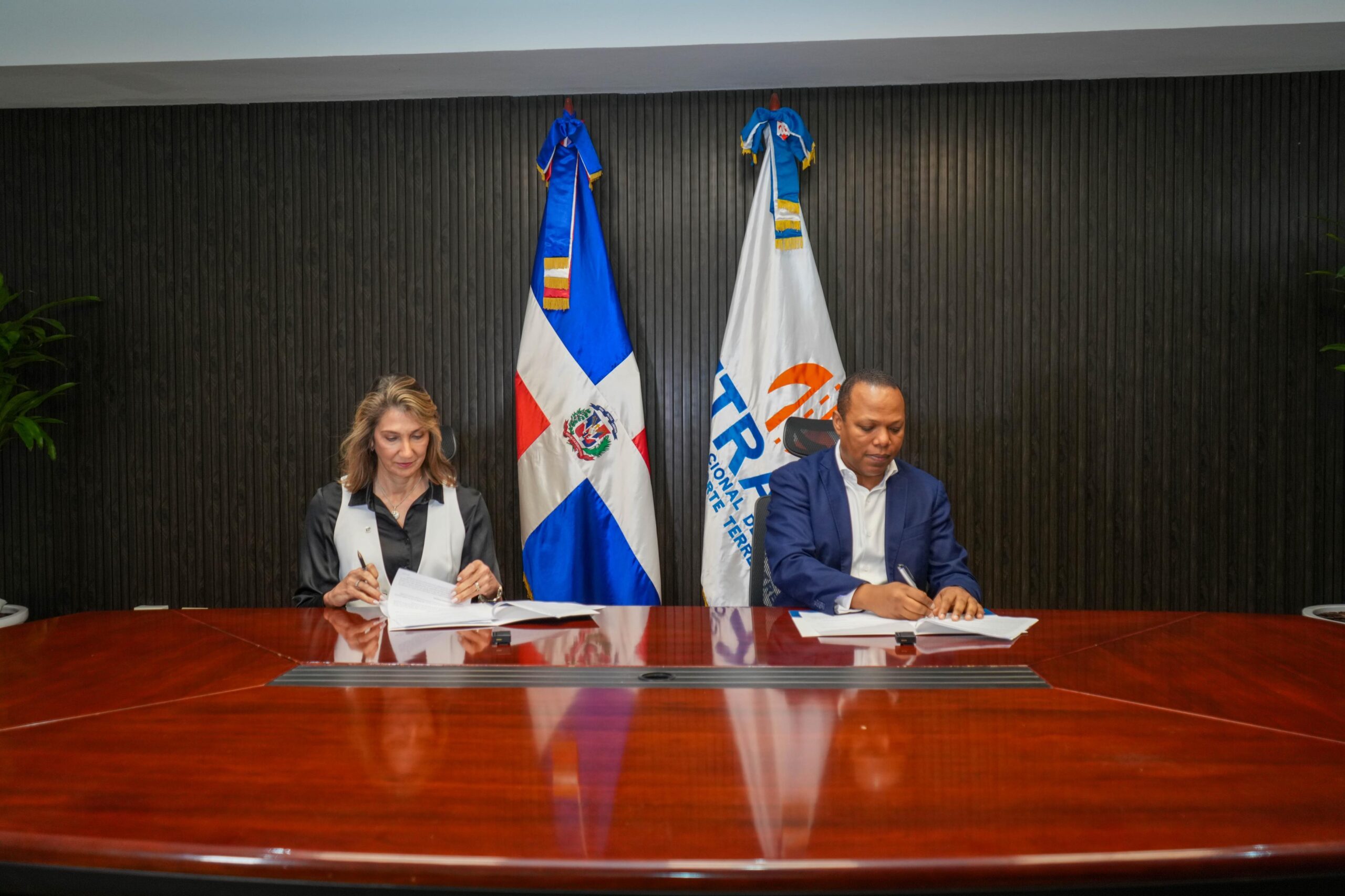 INTRANT y Referencia Laboratorio Clínico firman acuerdo