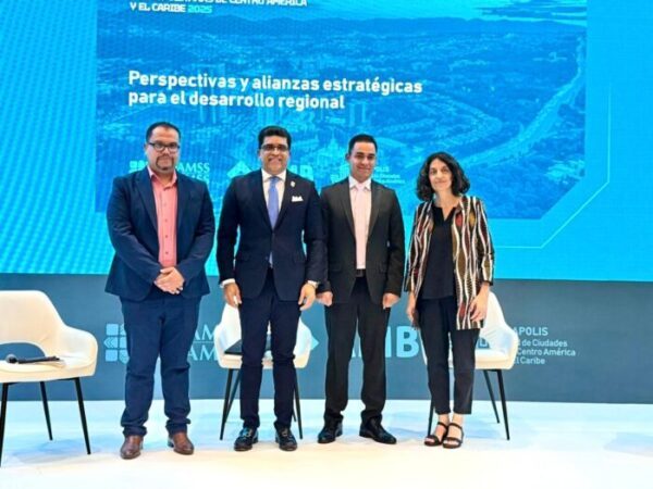 Dío Astacio representa a Santo Domingo Este en el 1° Encuentro de la Red de Ciudades Metropolitanas de Centroamérica y El Caribe 2025