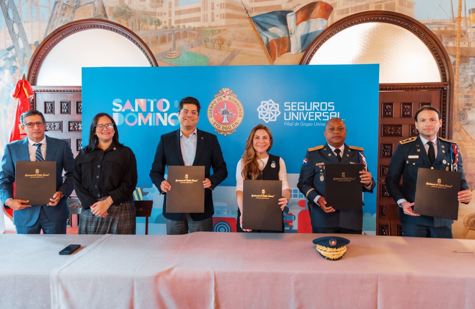 Firman acuerdo de cooperación para construir una nueva estación de bomberos