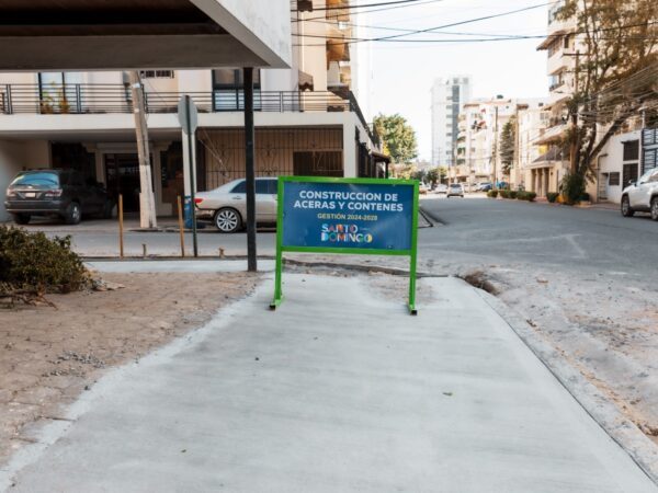Alcaldía del Distrito Nacional continúa programa de construcción de aceras y contenes en Serrallés y Mata Hambre