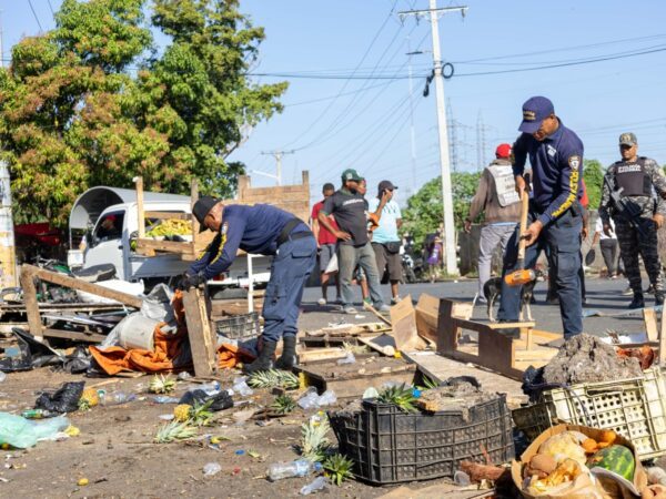 Ayuntamiento de Santo Domingo Este desaloja a vendedores informales