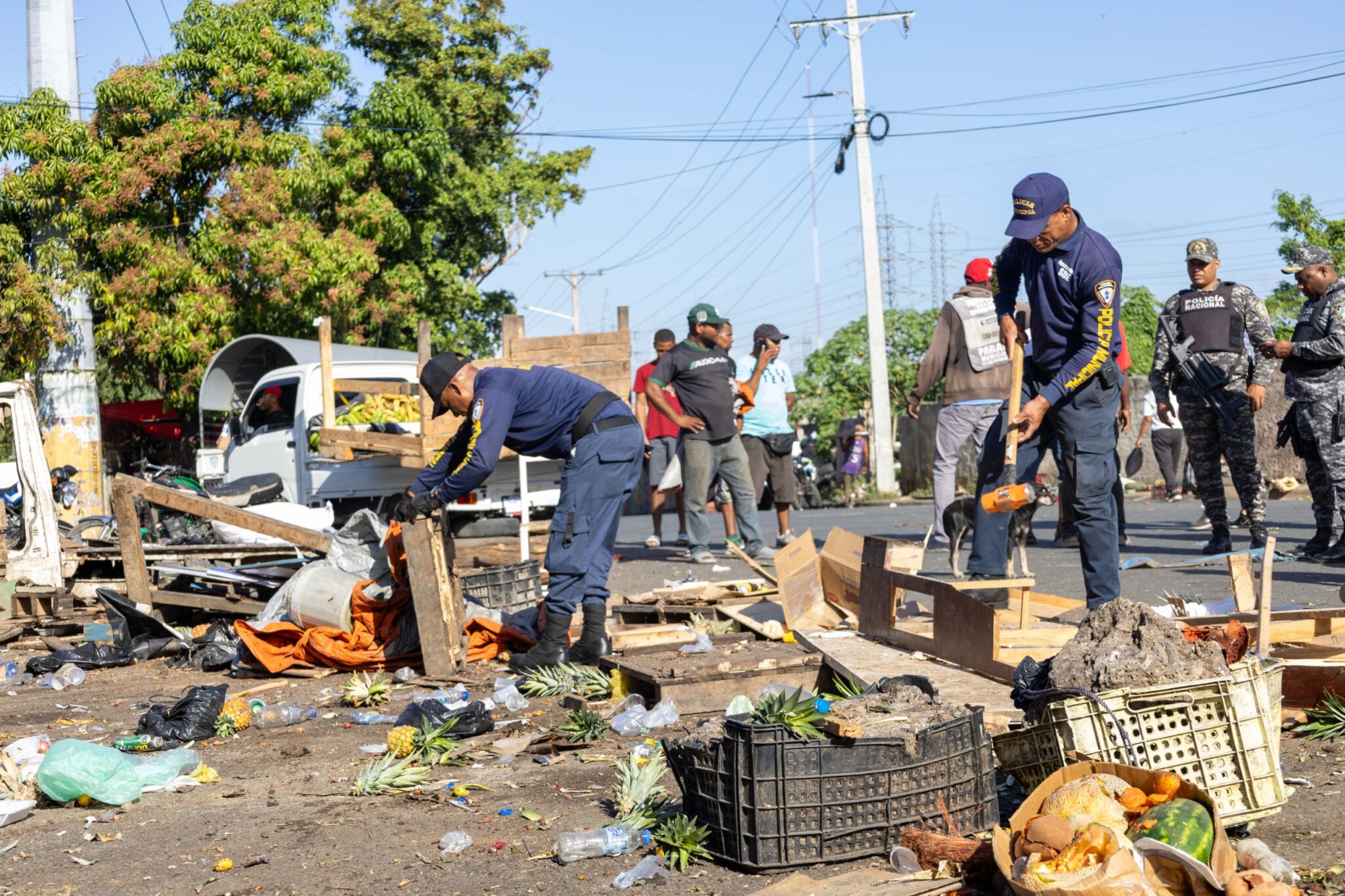 Ayuntamiento de Santo Domingo Este desaloja a vendedores informales