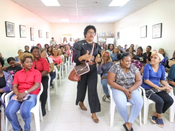 Fundación AES Dominicana apadrina a más de 100 mujeres emprendedoras de Boca Chica