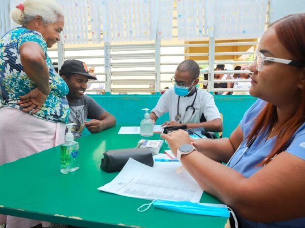 DGDC realiza operativo médico en Pedernales