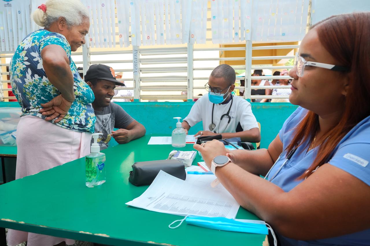 DGDC realiza operativo médico en Pedernales