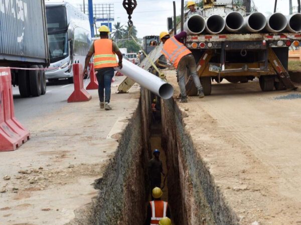 CAASD continúa trabajos de sustitución de tuberías de aguas residuales en SDE