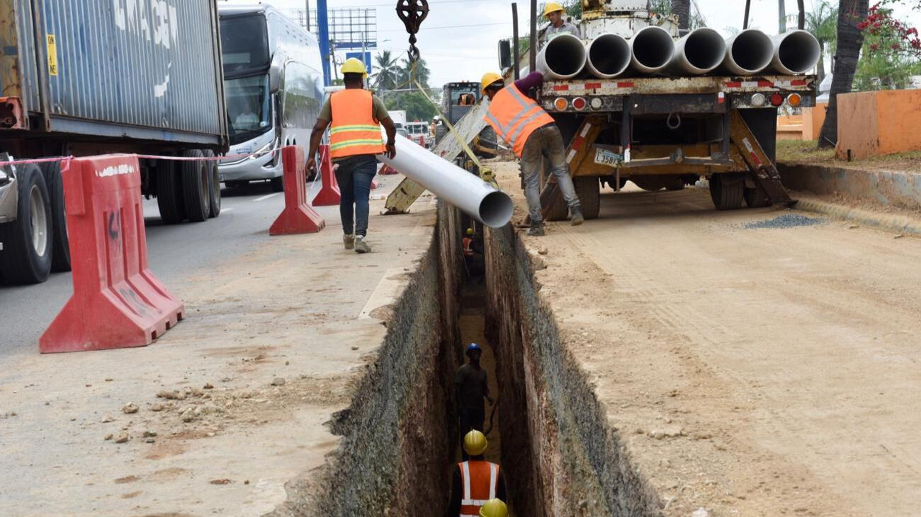 CAASD continúa trabajos de sustitución de tuberías de aguas residuales en SDE