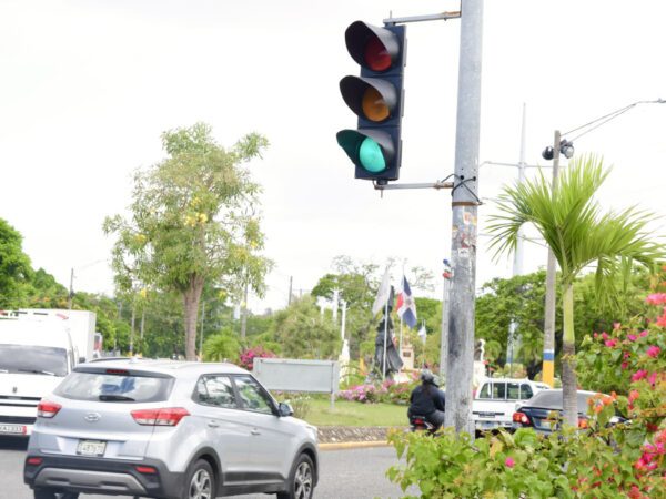 INTRANT instala semáforo en la intersección de la avenida Coronel Fernández Domínguez con Ecológica