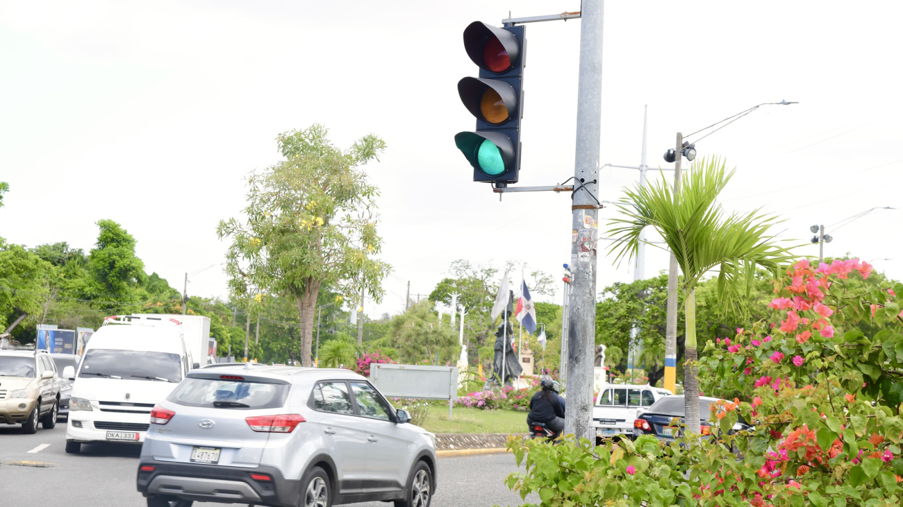 INTRANT instala semáforo en la intersección de la avenida Coronel Fernández Domínguez con Ecológica