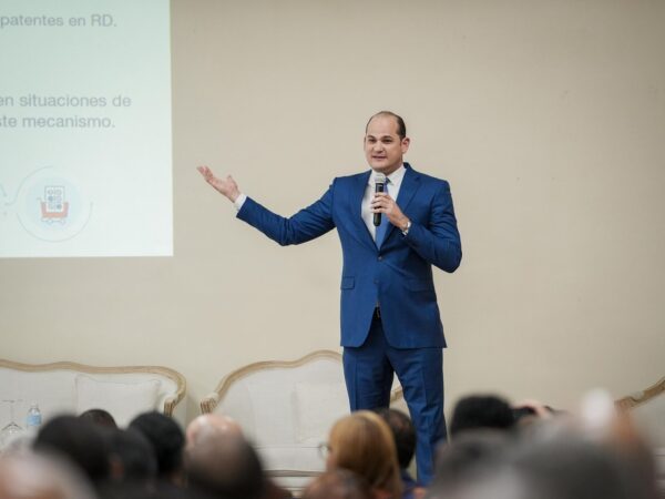 Adolfo Pérez plantea necesidad de equilibrio entre acceso a medicamentos y propiedad intelectual